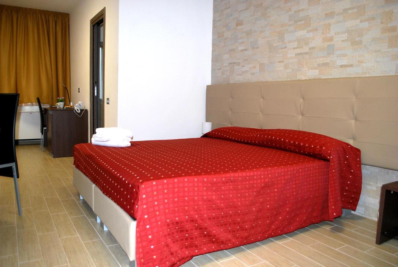 Piazza Dante Hotel Taranto Ngoại thất bức ảnh